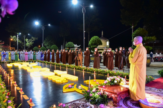 Đêm lễ Tri ân học trò của thầy trụ trì chùa Hoằng Pháp